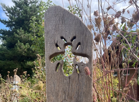 A bee symbol on a wooden post